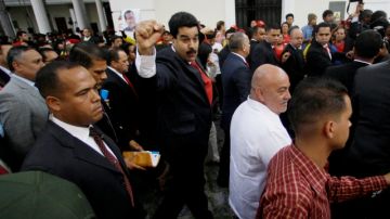 El vicepresidente Nicolás Maduro (centro) saluda a los simpatizantes del presidente Hugo Cháves, después de una sesión con los legisladores que ratificaron la presidencia de Diosdado Cabello en la Asamblea.