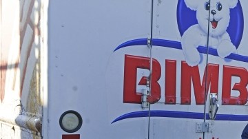 Un empleado del consorcio Grupo Bimbo, la mayor panificadora de Latinoamérica, mientras trabaja en Bedford Park, Illinois.