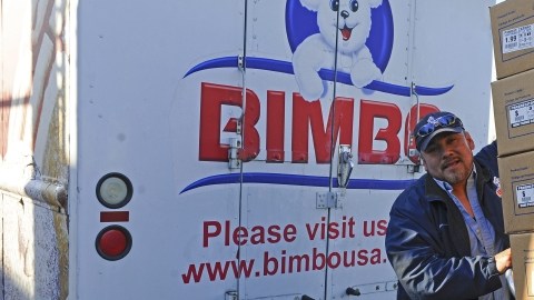 Un empleado del consorcio Grupo Bimbo, la mayor panificadora de Latinoamérica, mientras trabaja en Bedford Park, Illinois.