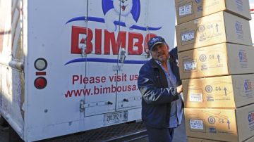 Un empleado del consorcio Grupo Bimbo, la mayor panificadora de Latinoamérica, mientras trabaja en Bedford Park, Illinois.