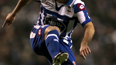 El   mediocampista portugués del Deportivo La Coruña, Bruno Gama, intenta controlar el balón en su victoria  por la mínima sobre el Málaga.