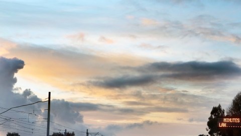Para los angelinos ayer fue un domingo particularmente frío y húmedo, pero sin la lluvia que se había anticipado.