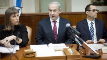 El primer ministro israelí Benjamín Netanyahu (centro) dirige el encuentro semanal con su gabinete.