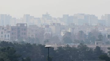 En esta foto puede verse  la atmósfera de smog que cubre a Teherán, con  14 millones de habitantes.