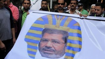 Muestran pancarta critica de Mursi disfrazado de faraón.