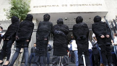 Familiares y amigos de víctimas de la violencia vinculadas con el Movimiento por la Paz con Justicia y Dignidad  se manifiestan.