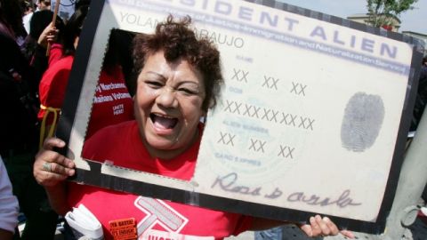 Miles de personas se manifestaron en las calles de Los Ángeles a favor de una reforma migratoria.