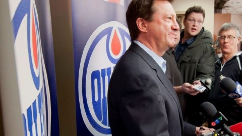Steve Tambellini, gerente de Edmonton, habla a los medios.