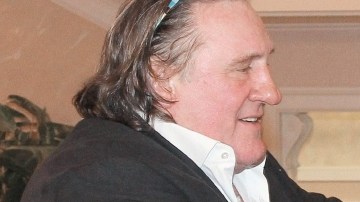 El presidente ruso Vladimir Putin (der.) abraza al actor Gerard Depardieu durante su encuentro ayer en Sochi, Rusia.