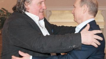 El presidente ruso Vladimir Putin (der.) abraza al actor Gerard Depardieu durante su encuentro ayer en Sochi, Rusia.