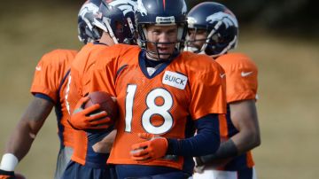 Peyton Manning, quarterback de Broncos, utiliza guantes anaranjados