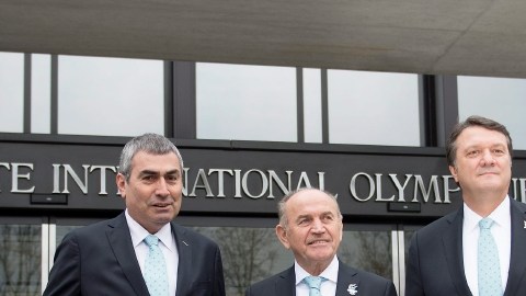 Ugur Erdener (izq.), del COI, Kadir Topbas, presidente del comité turco, y  Hasan Arat, alcalde de Estambul, posan con fotografías de su ciudad.