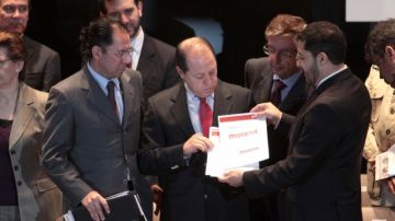 Martí Batres, presidente de Morena, presentó la documentación para solicitar su registro para constituirse como nuevo partido político nacional.