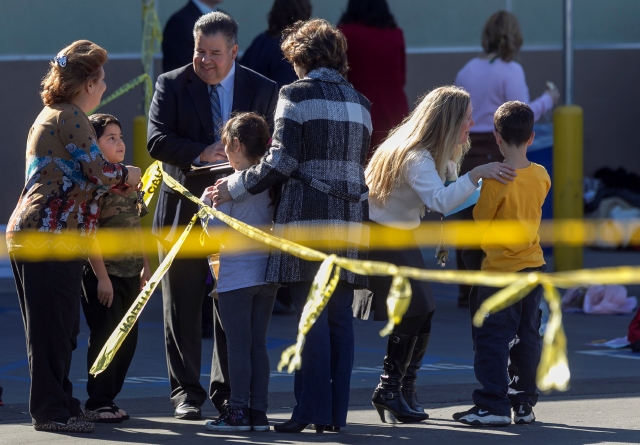 Un bombero entretenía ayer a algunos de los niños que fueron evacuados de la Escuela  Primaria RD White de Glendale luego de haber sido evacuados del plantel por un supuesto explosivo.