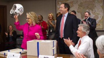 Hillary Clinton recibe regalos de sus compañeros de trabajo.