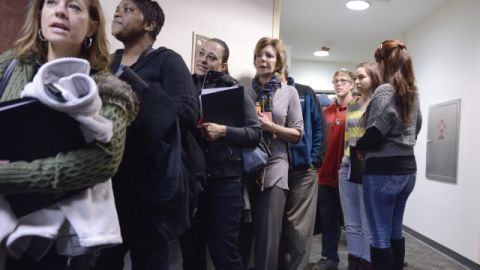 Familiares y amigos de las víctimas del tiroteo de un cine en Aurora, Colorado, perpetrado supuestamente por James Holmes.