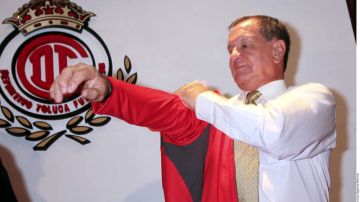 Enrique Meza, técnico del Toluca, está celebrando 30 años como entrenador