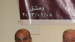 Los opositores Adel Naisseh (d), Faisal Azzouz (c), y Tareq al-Ahmed asisten a un encuentro posterior al diálogo en Damasco, Siria.