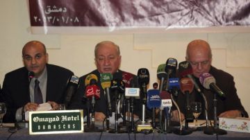 Los opositores Adel Naisseh (d), Faisal Azzouz (c), y Tareq al-Ahmed asisten a un encuentro posterior al diálogo en Damasco, Siria.