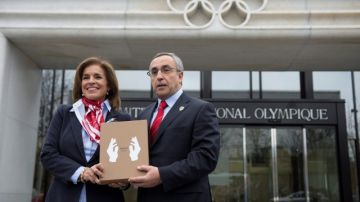 Alejandro Blanco, presidente del comité organizador español, y Ana Botella (izquierda),  alcaldesa de Madrid, posan en Suiza con una muestra de dos posibles logos diseñados para la Olimpiada que pretenden.
