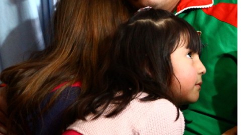 Hernández es abrazado por sus hijas tras ser dado de alta.