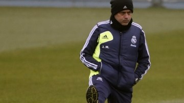 El técnico del Real Madrid, José Mourinho, durante el entrenamiento del equipo, ayer,  en Valdebebas de cara al partido contra el Celta.