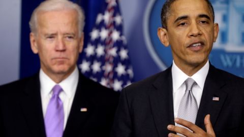 El presidente Barack Obama (d) puso a Joe Biden al frente de un grupo para que elabore un plan contra la violencia con armas de fuego.
