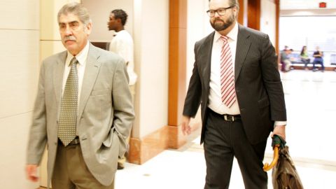Víctor Treviño (izq.), constable del Precinto 6 del Condado de Harris, y su abogado Chip Lewis.