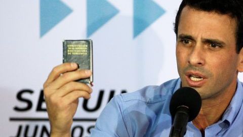 El líder de la oposición venezolana y actual gobernador del estado Miranda, Henrique Capriles en una rueda de prensa.
