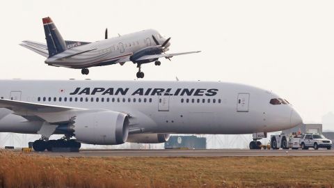 Dos de las principales compañías niponas de aviación investigan fallos en sus Boeing 787, tras averías de hoy por la mañana.