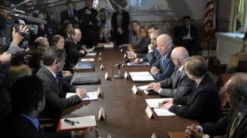 Biden encabeza la apertura de una de las primeras reuniones del grupo, con asociaciones que abogan por un control más estricto de las armas de fuego y varias víctimas de la violencia.