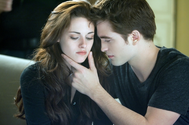 Kristen Stewart y Robert Pattinson  en un momento del filme  'Saga Crepúsculo: Amanecer - Parte 2'.