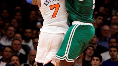 Garnett (der.) bloquea a Carmelo Anthony  en el juego del lunes.