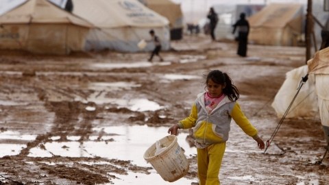 Una niña refugiada siria camina por el barro, en el campamento  de Zattar, en Mafraq, Jordania, ayer.