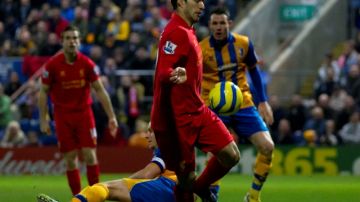 Luis Suárez al momento de controlar el balón que le rebotó en la mano para después anotar en el partido del domingo ante el  Mansfield.