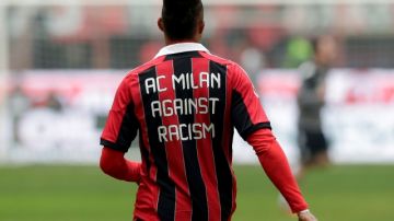 El mediocampista del Milán,  Kevin Prince Boateng,    utilizó una camiseta  de entrenamiento donde dice que su equipo repudia el racismo.
