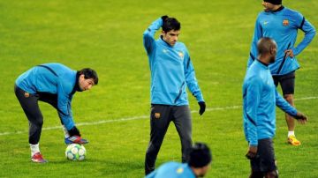 Jugadores del Barcelona, con Messi pisando el balón, completaron su preparación par el duelo de hoy en la Copa del Rey ante Córdoba.