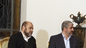 El presidente egipcio, Mohamed Mursi (der.), se reúne con miembros de Hamás, Jaled Meshal (cen.) y  Musa Abu Marzuk (izq.), en el  Cairo.