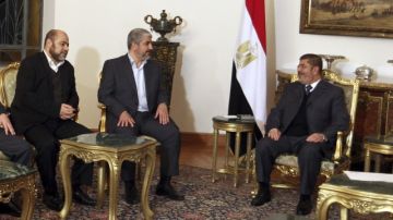 El presidente egipcio, Mohamed Mursi (der.), se reúne con miembros de Hamás, Jaled Meshal (cen.) y  Musa Abu Marzuk (izq.), en el  Cairo.