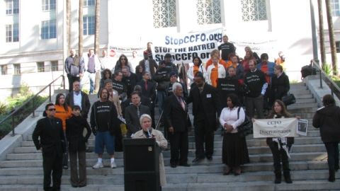 Representantes de la coalición que se opone a la ordenanza sobre vivienda compartida protestaron el jueves en los peldaños del ayuntamiento angelino.