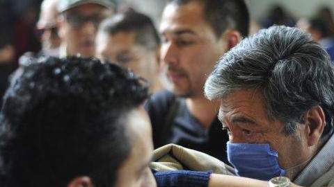Un hombre es vacunado contra la influenza en un puesto de vacunación.