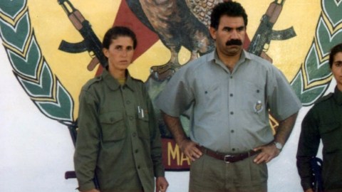 Sakine Cansiz (i), junto al líder del Partido de los Trabajadores del Kurdistán (PKK), Abdullah Ocalan, y a una mujer sin identificar. Cansiz apareció  asesinada en París junto a Didan Dogan y  Leyla Söylemez.