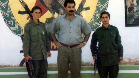 Sakine Cansiz (i), junto al líder del Partido de los Trabajadores del Kurdistán (PKK), Abdullah Ocalan, y a una mujer sin identificar. Cansiz apareció  asesinada en París junto a Didan Dogan y  Leyla Söylemez.
