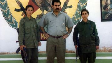 Sakine Cansiz (i), junto al líder del Partido de los Trabajadores del Kurdistán (PKK), Abdullah Ocalan, y a una mujer sin identificar. Cansiz apareció  asesinada en París junto a Didan Dogan y  Leyla Söylemez.