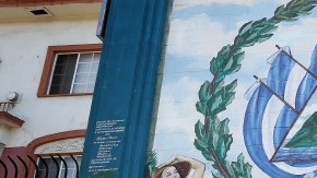 Un mural que contiene el símbolo patrio de El Salvador se observa en una calle del sector Pico Union, en Los Ángeles.