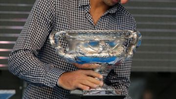 Djokovic acaricia el trofeo que defenderá.
