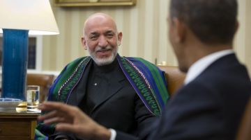 El presidente de EEUU, Barack Obama (d), conversa con su homólogo afgano, Hamid Karzai, en el despacho Oval de la Casa Blanca.