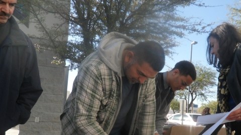 Francisco Soto Soto (izq.), originario de la ciudad de Tucson, acudió ayer a la feria de trabajo organizada por lcongresista Raúl Grijalva (D-Az).