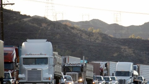 Un tramo de 40 millas de una la autopista I-5, al norte de Los Ángeles, reabrió unas 17 horas después de que la lluvia cerrara la ruta y obligara a cientos de conductores a pasar la fría noche en sus camiones.