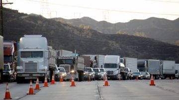Un tramo de 40 millas de una la autopista I-5, al norte de Los Ángeles, reabrió unas 17 horas después de que la lluvia cerrara la ruta y obligara a cientos de conductores a pasar la fría noche en sus camiones.